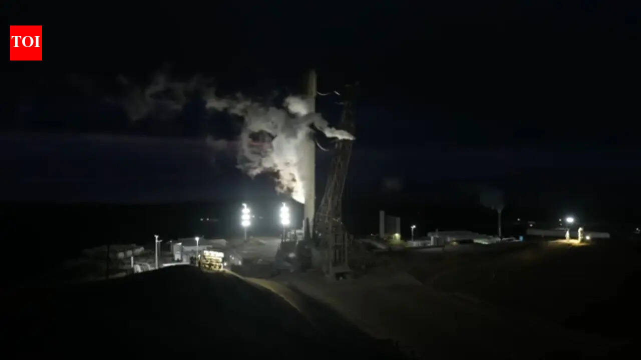 SpaceX launches Falcon 9 visible across San Diego skies deploying 25 Starlink satellites to orbit