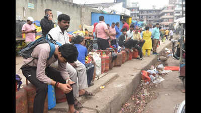LPG blow for daily wagers: Food & cash crisis forces many to go home