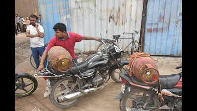 LPG blow for daily wagers: Food & cash crisis forces many to go home