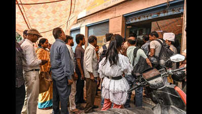 LPG blow for daily wagers: Food & cash crisis forces many to go home