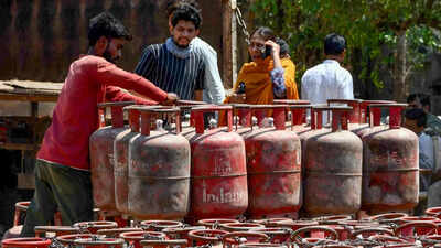 Centre asks states to double daily supply of 5-kg LPG cylinders for migrant workers, says no shortage reported