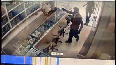 Jeweller shot at trying to thwart loot bid in Bilimora