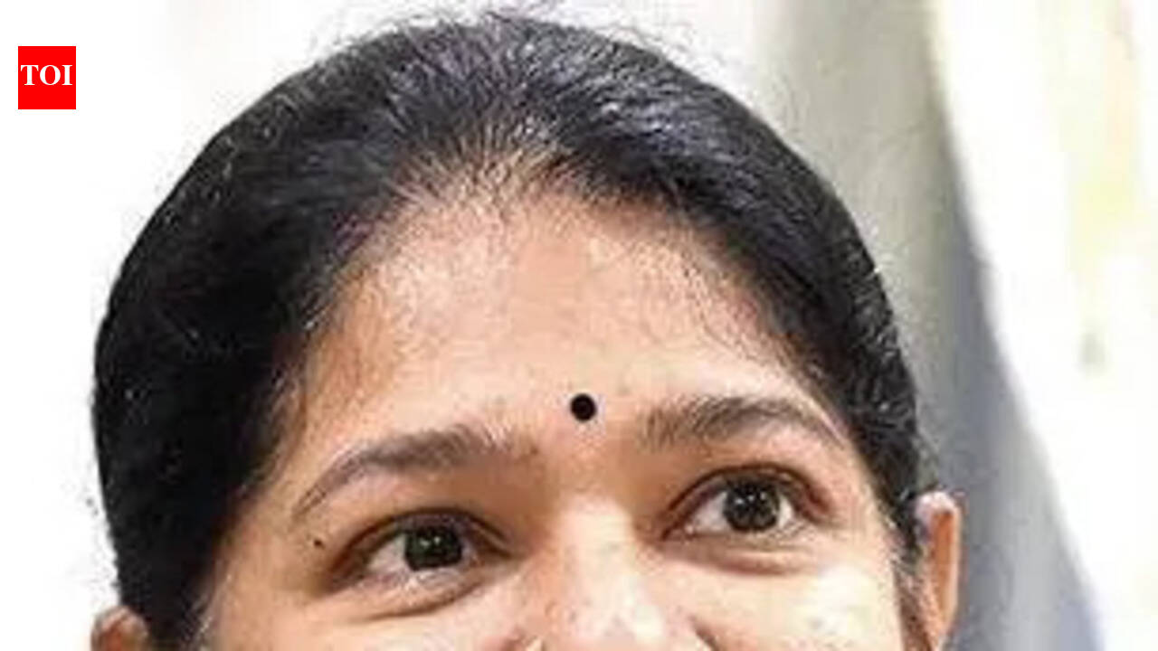 EPS afraid of‘Delhi bosses,’ says Kanimozhi