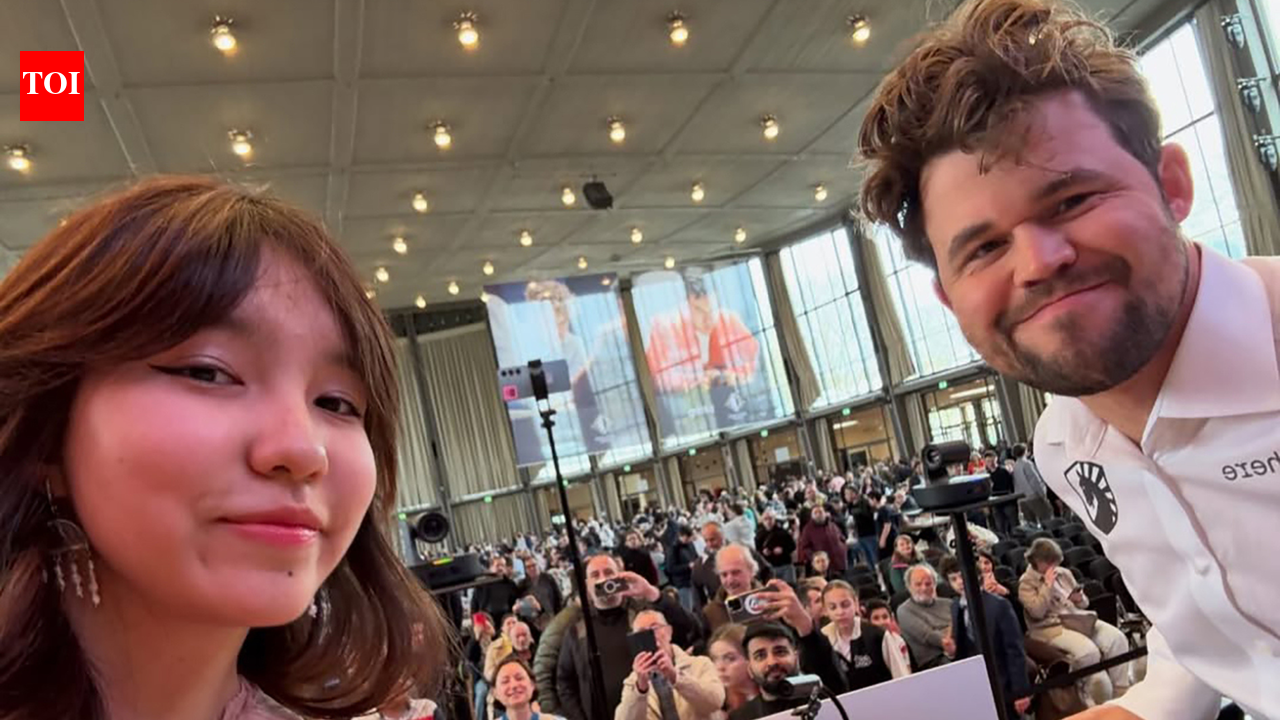 Believe it or not: Say cheese! Carlsen smiles, poses, &amp; rats out