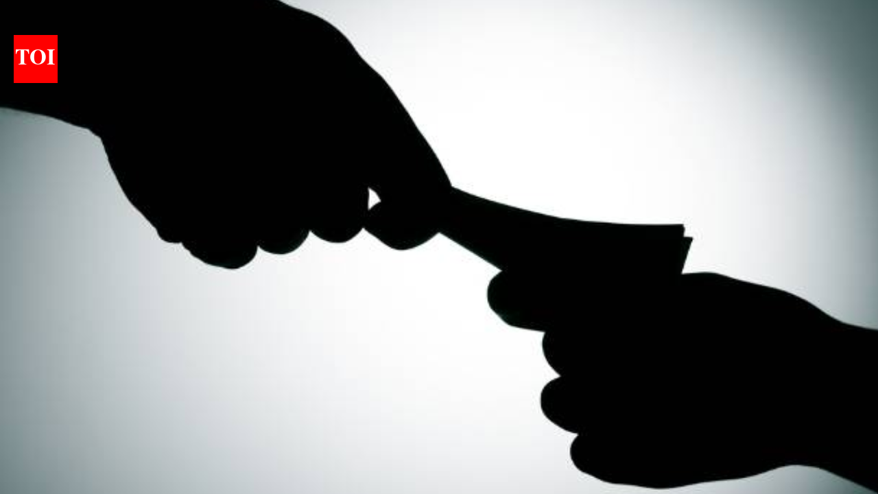 Chairman of Maharashtra state educational board held for graft