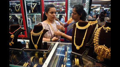 Gold trader throws chemical at worker, wife over monetary dispute in Maner