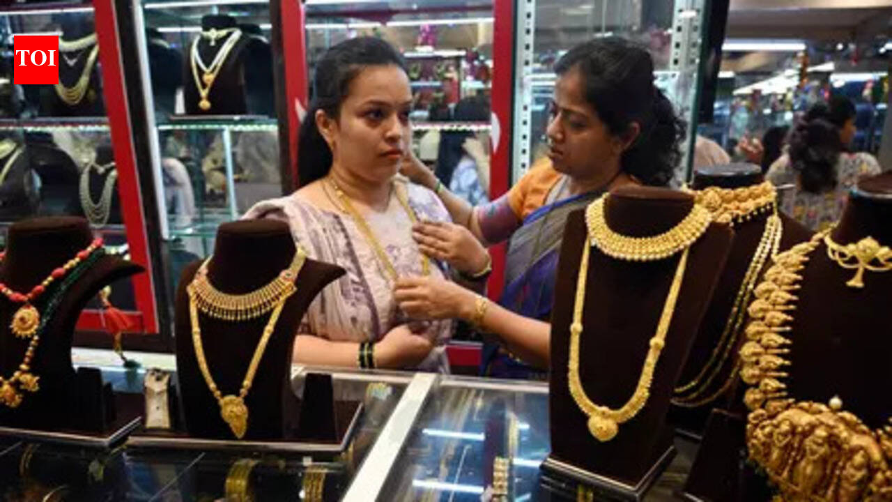 Gold trader throws chemical at worker, wife over monetary dispute in Maner