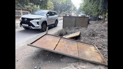 Dug-up stretch in Hazratganj triggers frequent jam, chaos