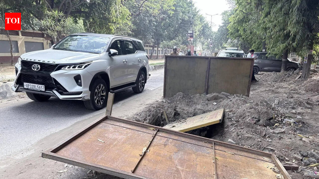 Dug-up stretch in Hazratganj triggers frequent jam, chaos