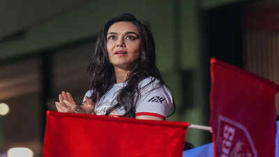 ప్రీతి జింటా యొక్క రియల్ ఎస్టేట్ పోర్ట్‌ఫోలియో డీకోడ్ చేయబడింది: పాలి హిల్ అపార్ట్‌మెంట్ విక్రయం, INR 35-40 కోట్ల LA ఇల్లు, ఇతర ఆస్తి పెట్టుబడులు