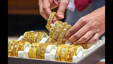 Masked criminals loot jewellery worth Rs 9.5 lakh from gold trader in Dumka