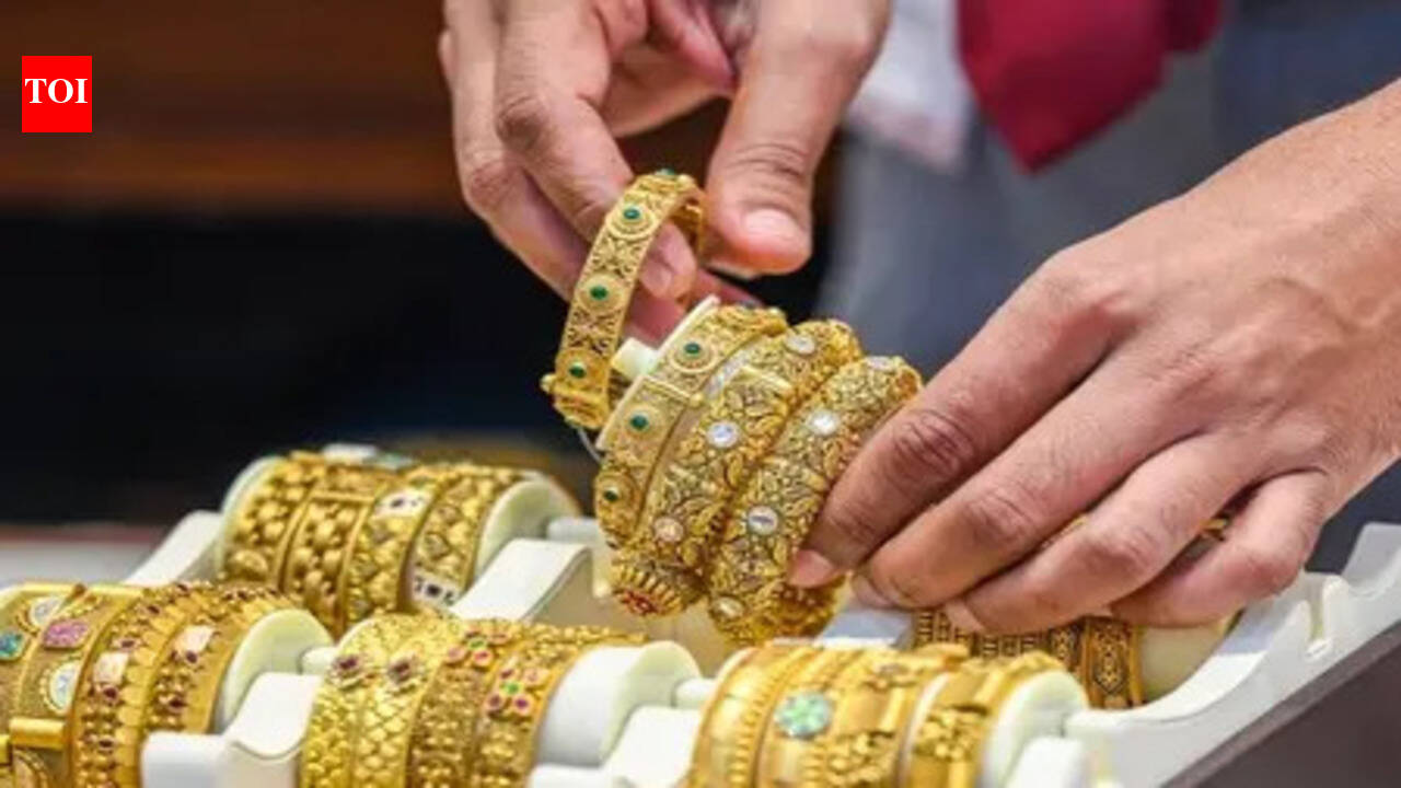 Masked criminals loot jewellery worth Rs 9.5 lakh from gold trader in Dumka