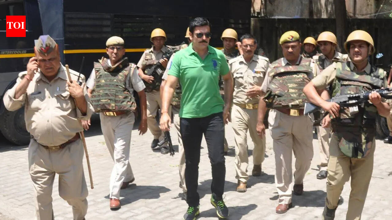 2 booked for luring man with loan to sign bail papers for gangster