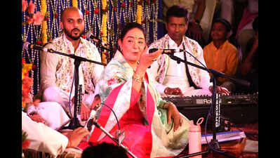 Maestros adorn 3rd night of Sankat Mochan music fest