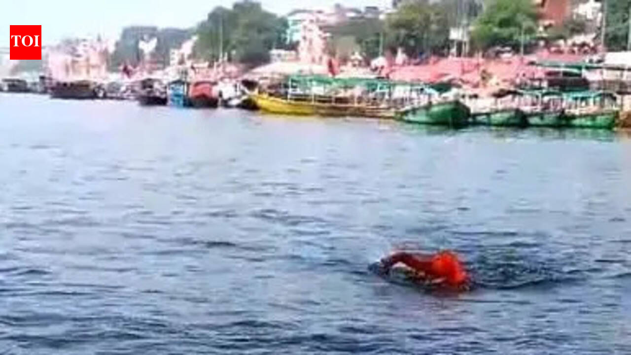 Youth climbs Malviya bridge arch, jumps into Ganga, dies