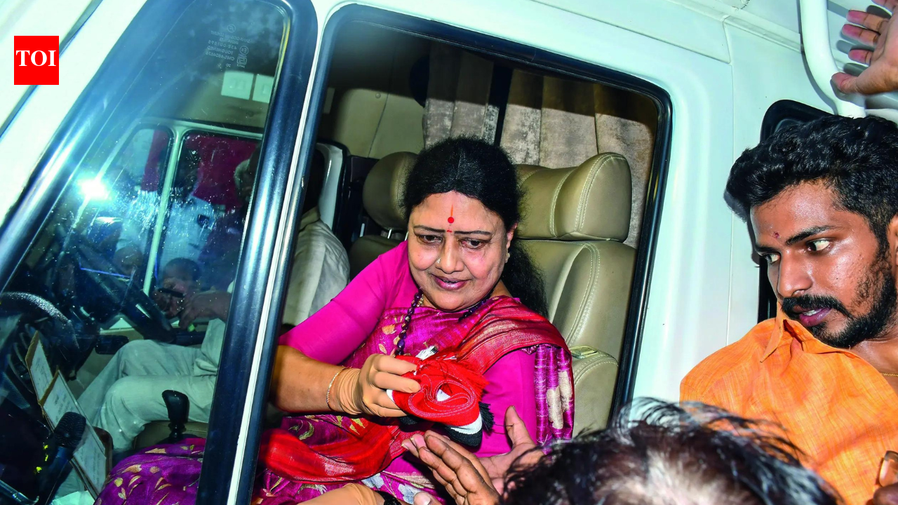 Tamil Nadu polls: Sasikala takes front seat, invokes Jaya's name & style