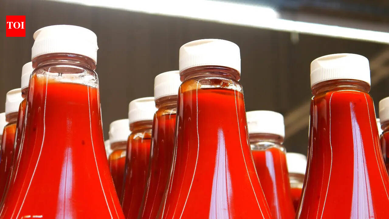 200 liters of tomato sauce adulterated with acid and banned harmful colours seized in Hapur: 3 simple tests to check purity and healthy alternatives to try at home
