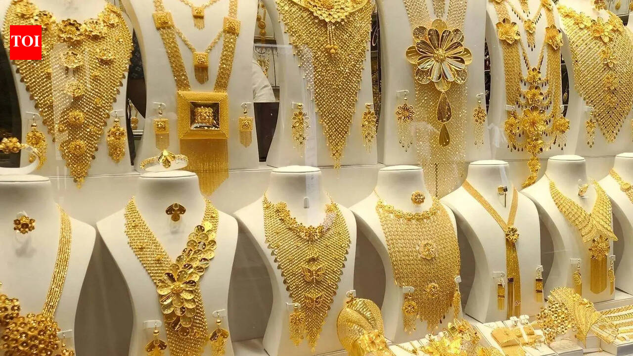 UAE gold prices drop by Dh4 after hitting weekly highs as Dubai rates slip below Dh570