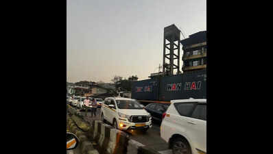 Vehicles slow down on eway due to traffic block in ghat section