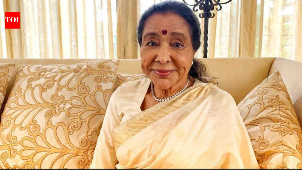 Legendary singer Asha Bhosle suffers a heart attack, rushed to Breach Candy hospital in Mumbai