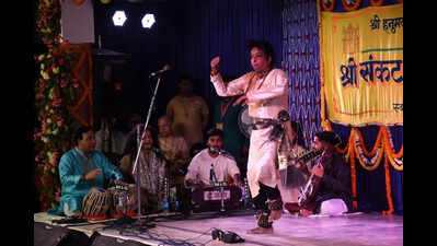 Sankat Mochan fest’s fifth night a symphony of soulful notes