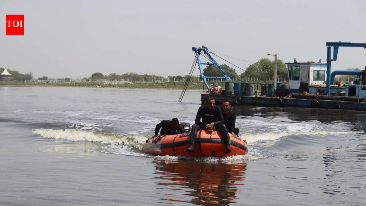 UP boat tragedy: Toll climbs to 11, search on for missing 4; PM announces ex gratia
