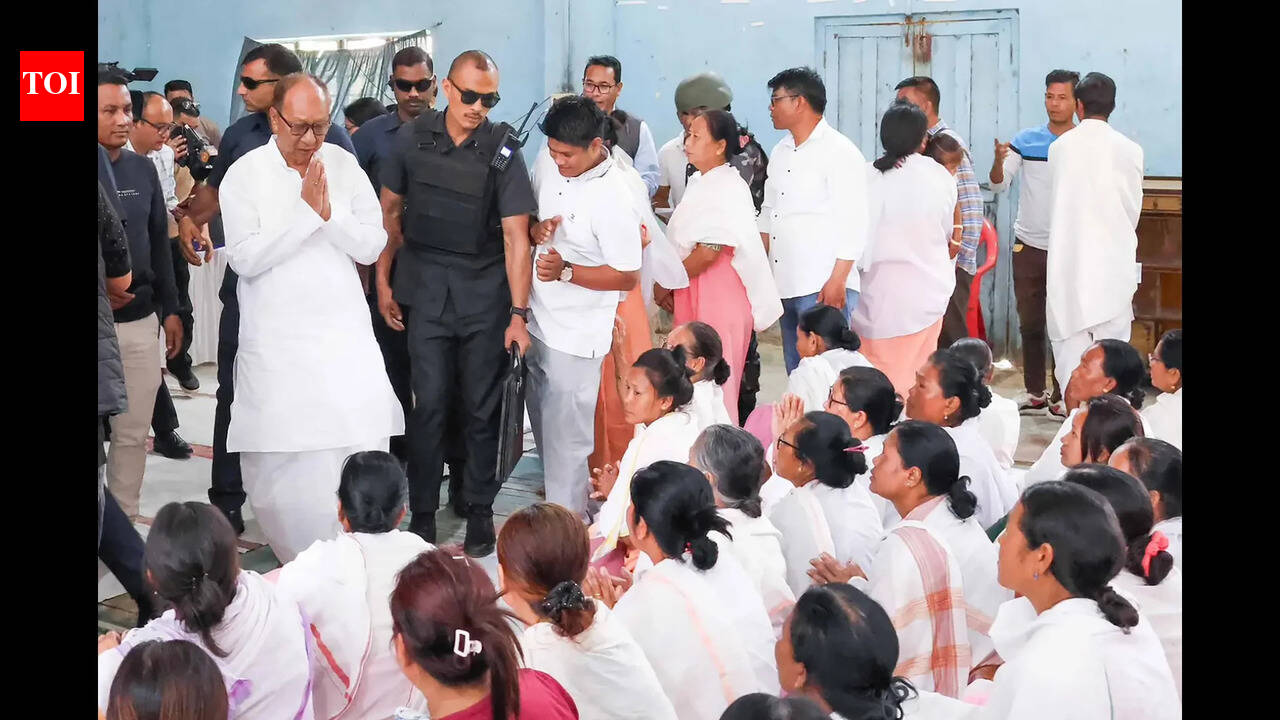 Manipur CM hands over Rs 10L ex gratia to family of deceased seven-yr-old girl