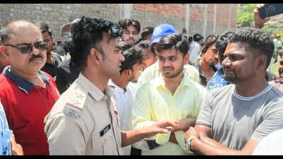 Man climbs mobile tower in Siwan, demands probe into brother’s death