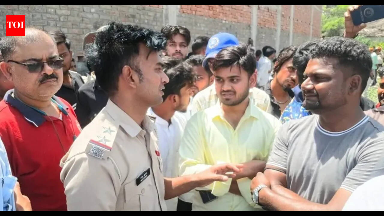 Man climbs mobile tower in Siwan, demands probe into brother’s death