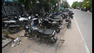 Udyog Vihar’s missing footpaths: Where walkers merge with traffic daily