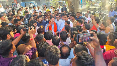 MLA gives Rs 10k aid to Bara Birwa blaze victims