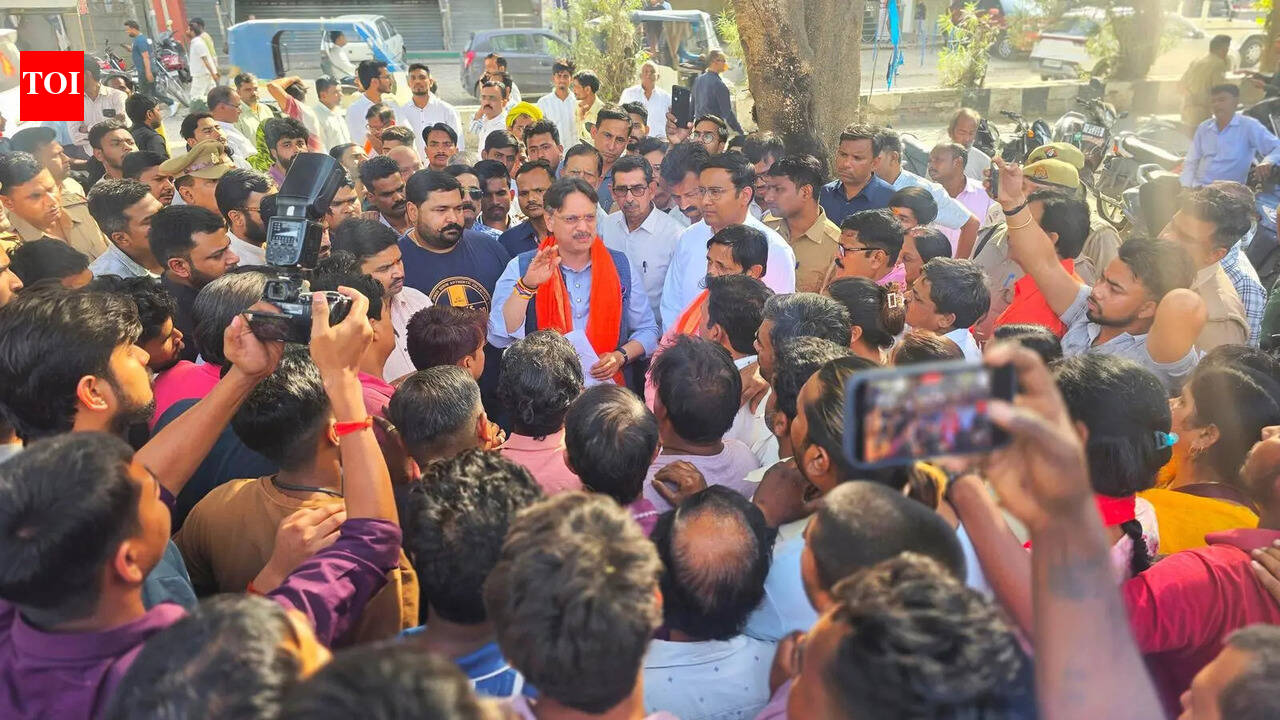 MLA gives Rs 10k aid to Bara Birwa blaze victims