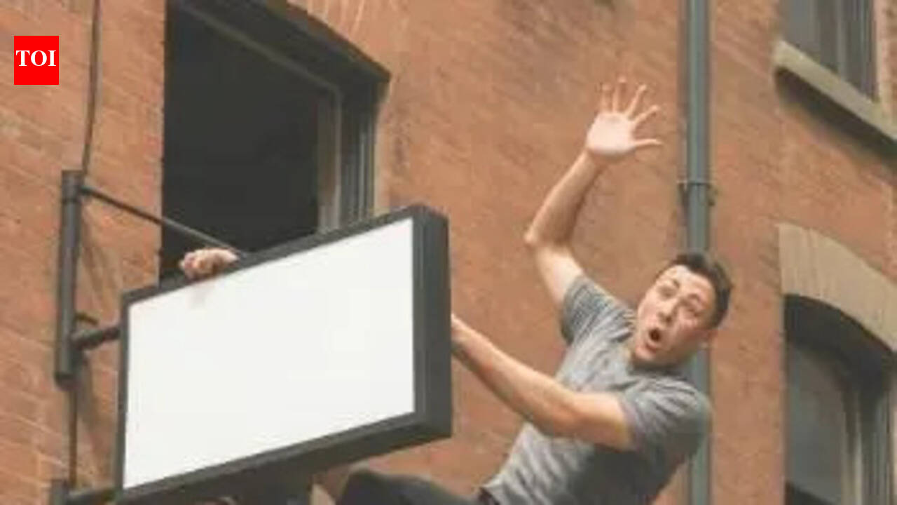 Shopkeeper installing signboard dies after falling from second floor in Gurgaon