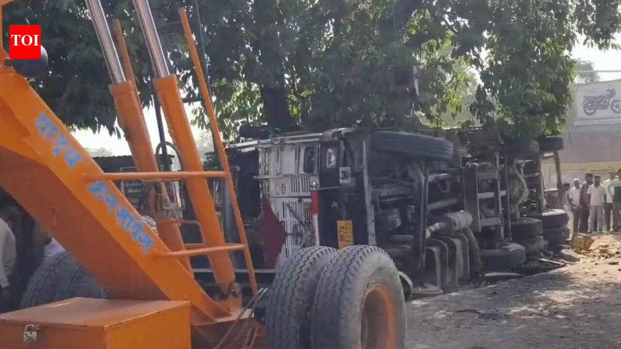 14-yr-old girl among 2 killed as coal-laden truck runs amok in Kannauj