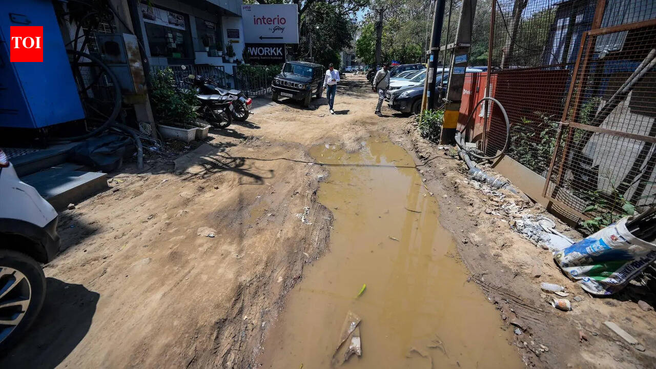 Illegal parking and broken service lane choke Old Mehrauli-Gurgaon Road