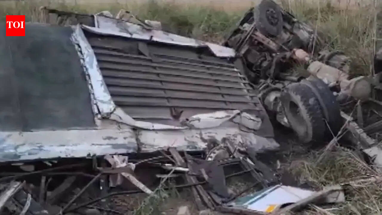 6 killed, several injured as bus carrying wedding guests collides with truck in Uttar Pradesh