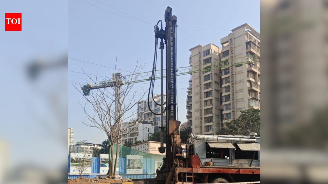 Ulwe residents protest mobile towers on road medians, cite safety and health risks