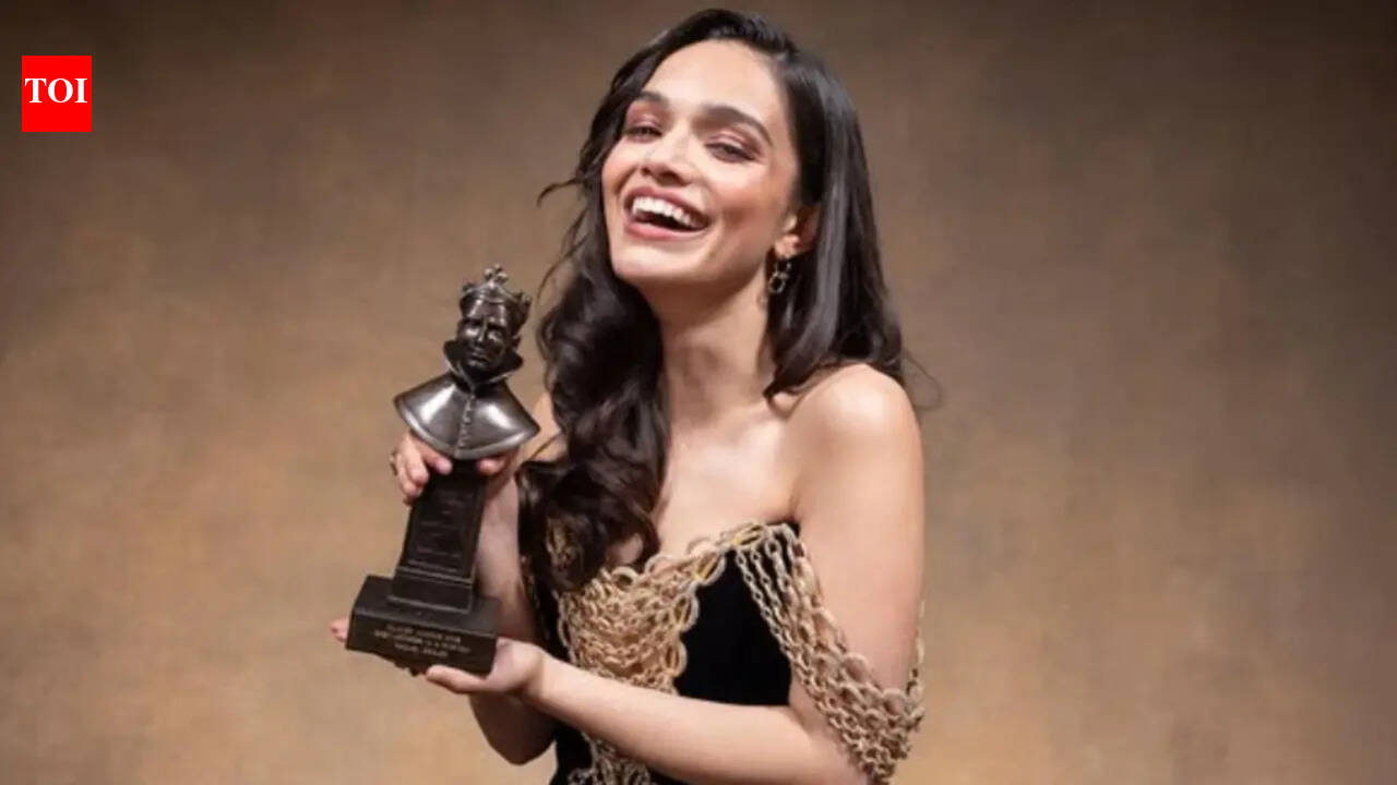 Rachel Zegler lands Best Actress in Musical award for ‘Evita’, poses with original actress Elaine Page from 1978 version