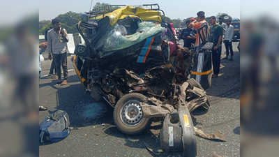 10 dead, 3 injured as van crashes into cement mixer on Thane bridge