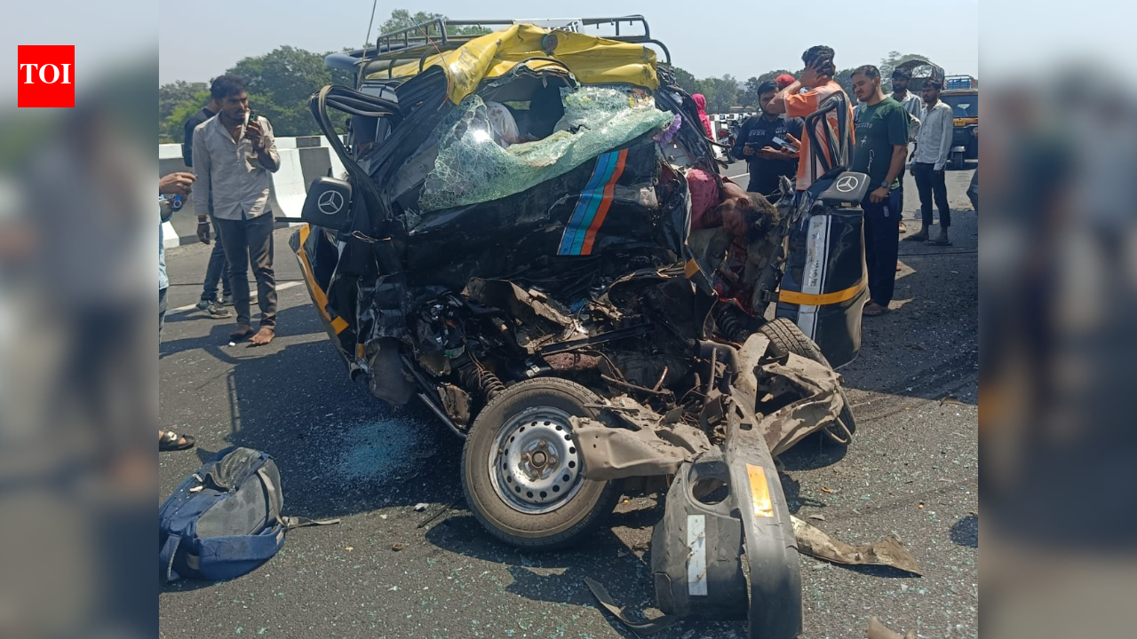 10 dead, 3 injured as van crashes into cement mixer on Thane bridge