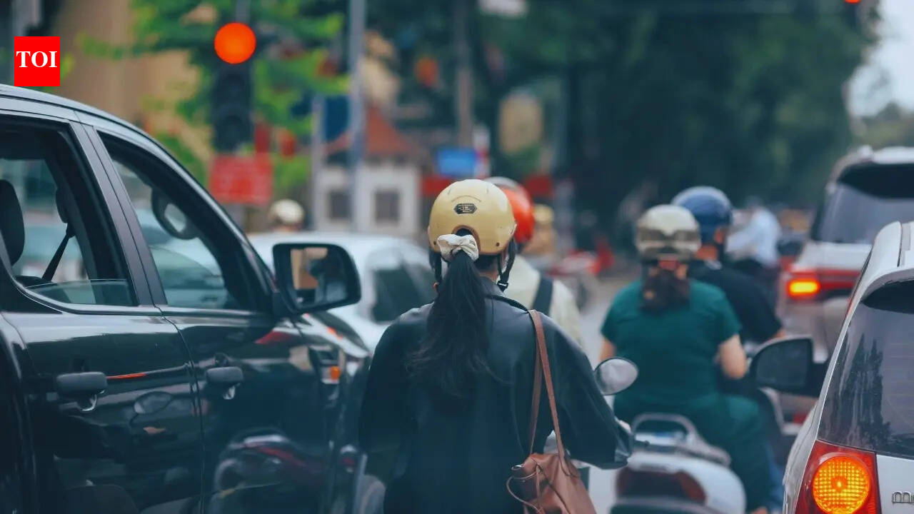 Noida travel advisory: Traffic chaos leaves commuters stranded for hours amid workers’ protest; all you need to know