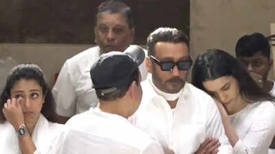 Jackie Shroff schools paparazzi for insensitive questions at Asha Bhosle's funeral: 'Kaisa lagta hai maa kisi ki gayi to?'