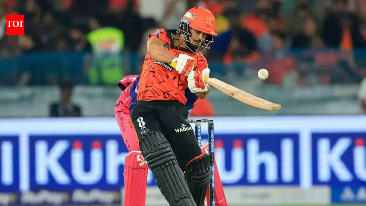 IPL Live Score: Kishan steadies ship after Head, Abhishek depart early