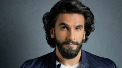 Ranveer Singh consoles a tearful Zanai Bhosle with an emotional embrace at Asha Bhosle's funeral