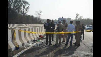 11 killed as taxi collides head-on with cement mixer on Kalyan–Murbad highway