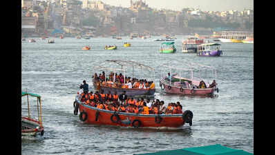 Boatmen violating safety norms face action; FIRs lodged, six boats seized