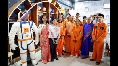 Guv opens school building Jan Bhawan