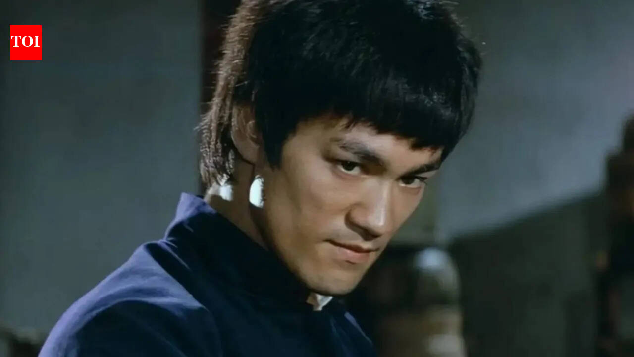 ब्रूस ली: ब्रूस ली का आज का उद्धरण: ‘यह चंद्रमा की ओर इशारा करने वाली एक उंगली की तरह है… उंगली पर ध्यान केंद्रित न करें अन्यथा आप उस स्वर्गीय महिमा को खो देंगे।’ |