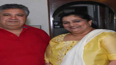 Seema Pahwa posts picture with husband Manoj Pahwa on 39th engagement anniversary
