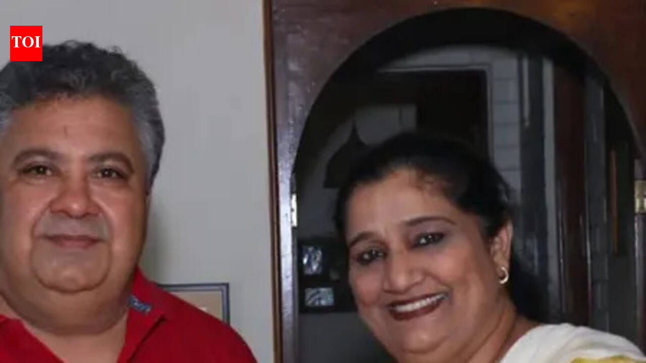 Seema Pahwa posts picture with husband Manoj Pahwa on 39th engagement anniversary